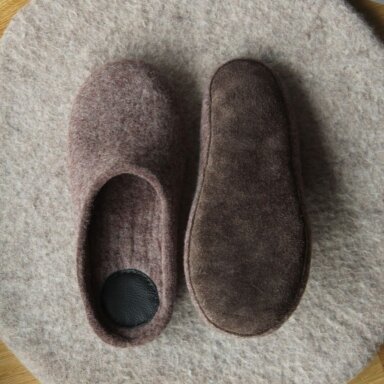 Įspiriamos veltos šlepetės moterims regular Comfy slide su odiniu padu