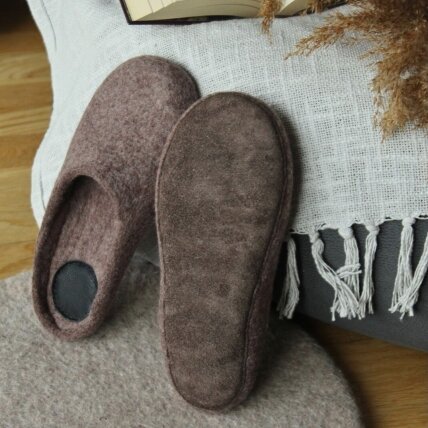 Įspiriamos veltos šlepetės moterims regular Comfy slide su odiniu padu